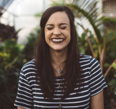 at the left side of page, a little picture representing a chat thumbnail of a girl smiling